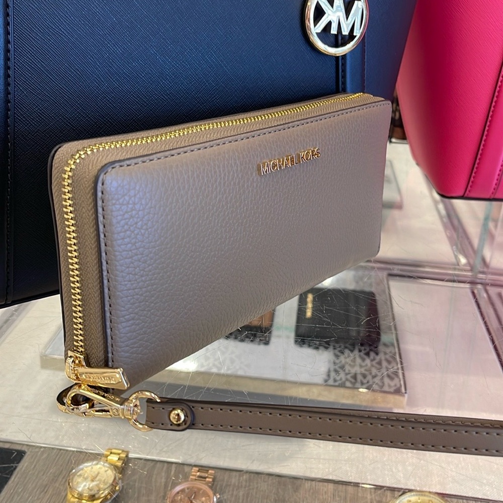 MICHAEL KORS
Leather Continental Wristlet Phone Case Wallet
Dusk
NWT - Picture 15 of 16